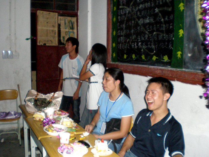 苏科长和张仁美老师开怀大笑